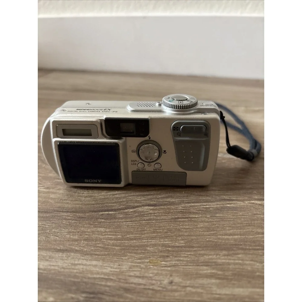 Sony‎ Cybershot Camera w/ Case/charger & Dead Battery